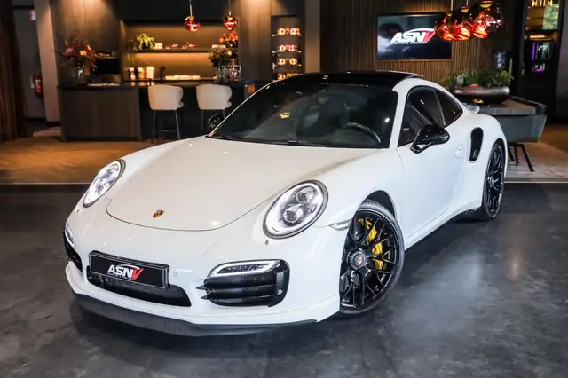 Porsche 911 view 8