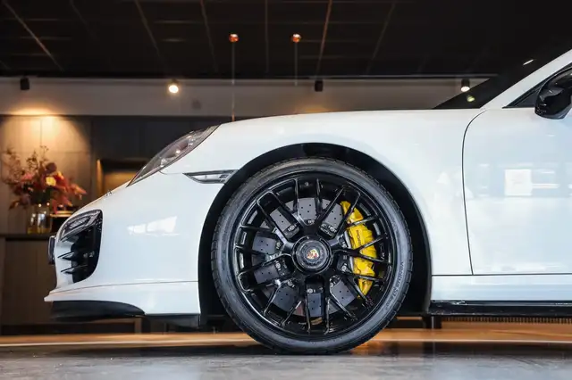 Porsche 911 view 10