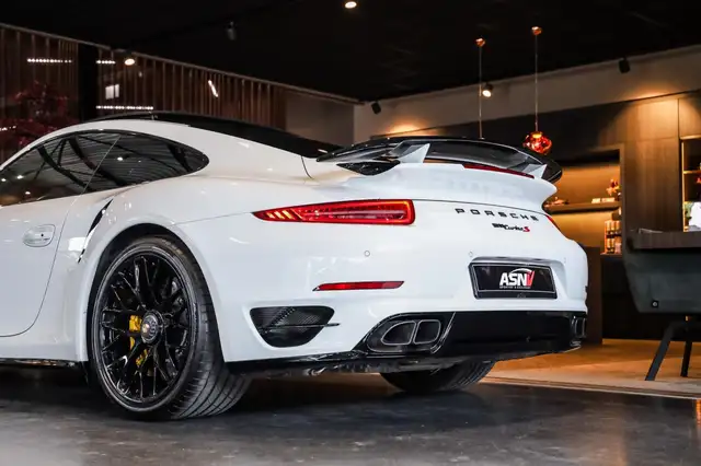 Porsche 911 view 12