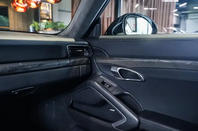 Porsche 911 view 18