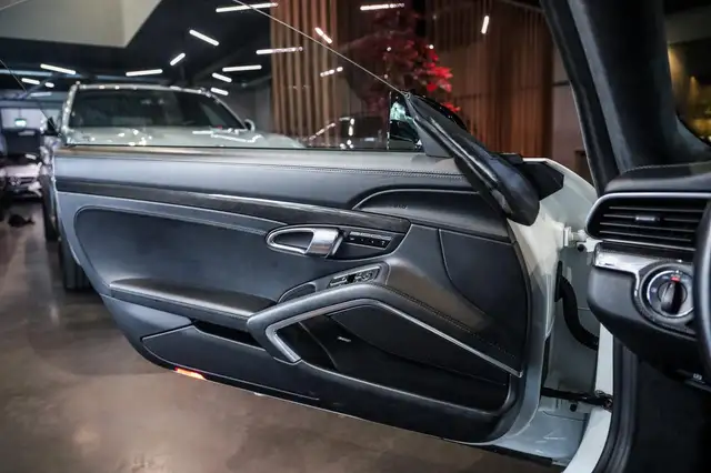 Porsche 911 view 26