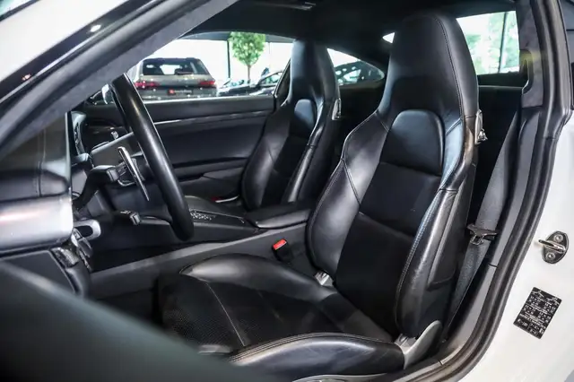 Porsche 911 view 6