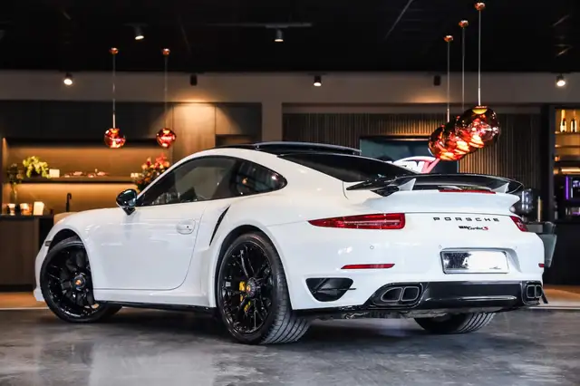 Porsche 911 view 3