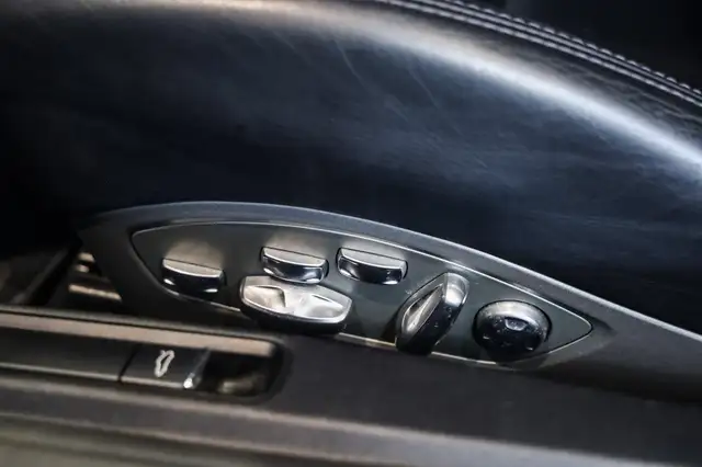Porsche 911 view 7