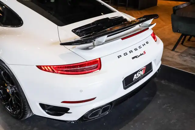 Porsche 911 view 13