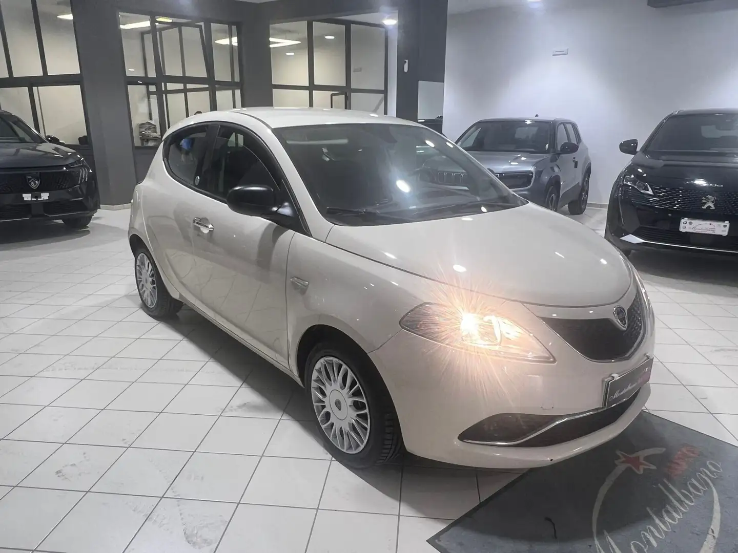 Lancia Ypsilon 1.2 69 CV 5 porte GPL Ecochic Gold Beige - 1