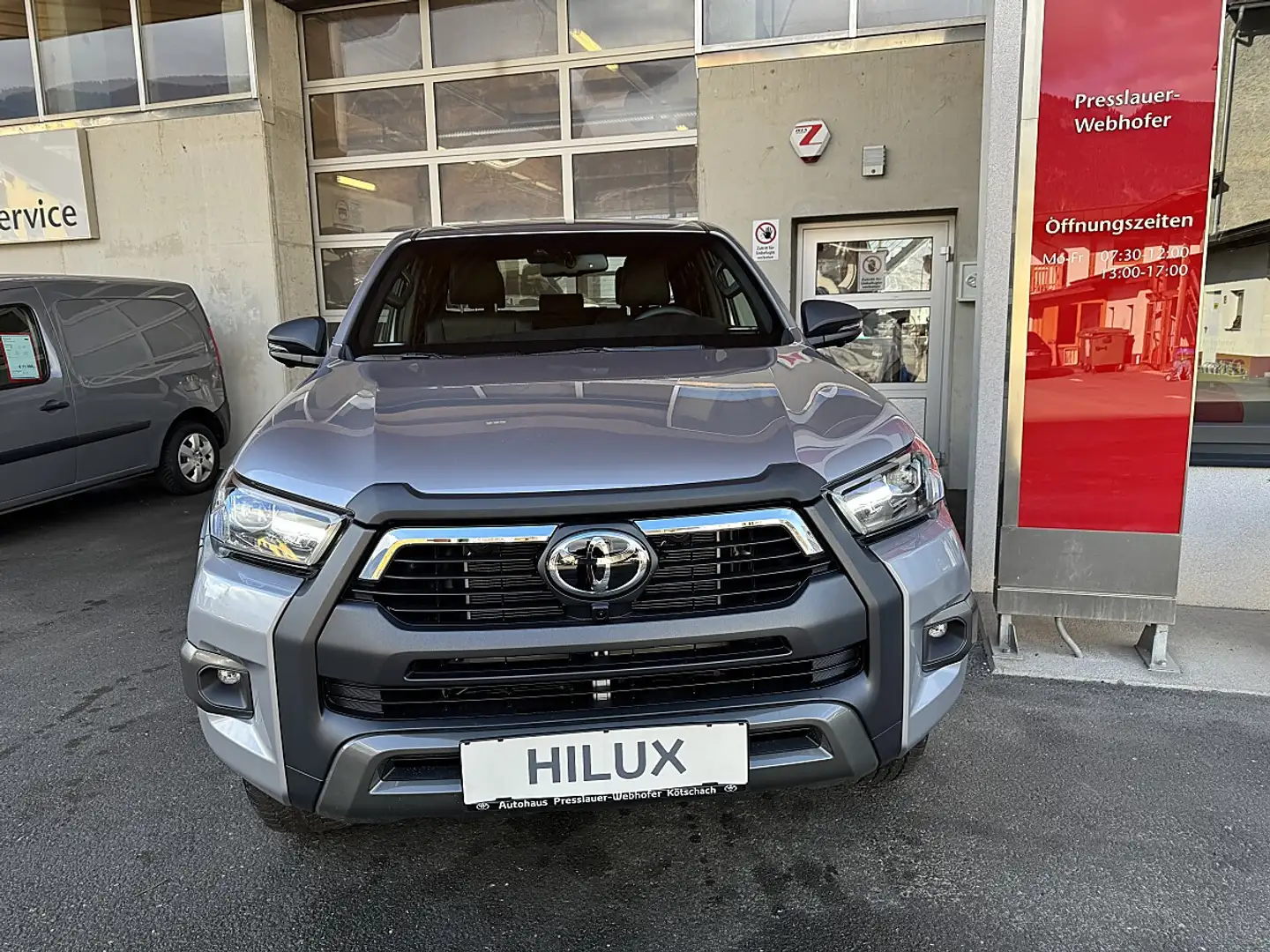 Toyota Hilux DK Invincible 4WD 2,8 D-4D MHEV Aut. Silber - 2