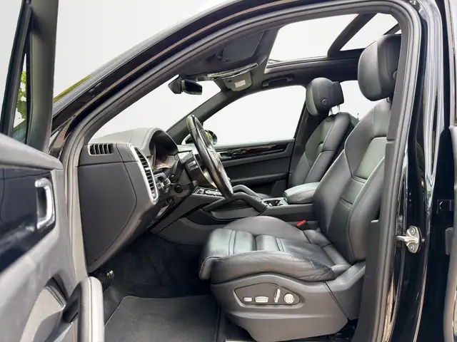 Porsche Cayenne view 10