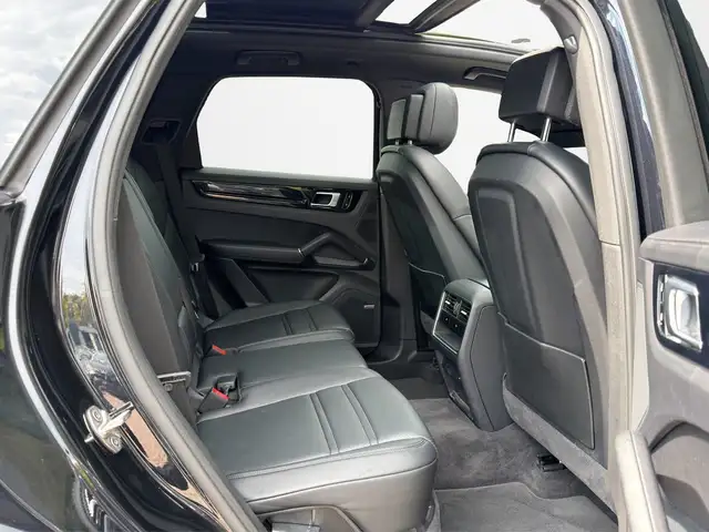 Porsche Cayenne view 13