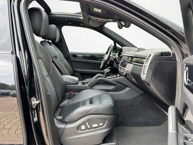Porsche Cayenne view 15