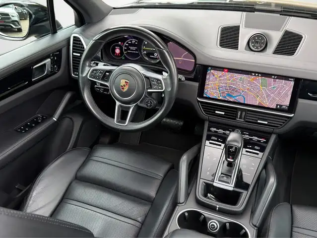 Porsche Cayenne view 11