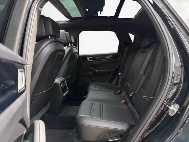 Porsche Cayenne view 12