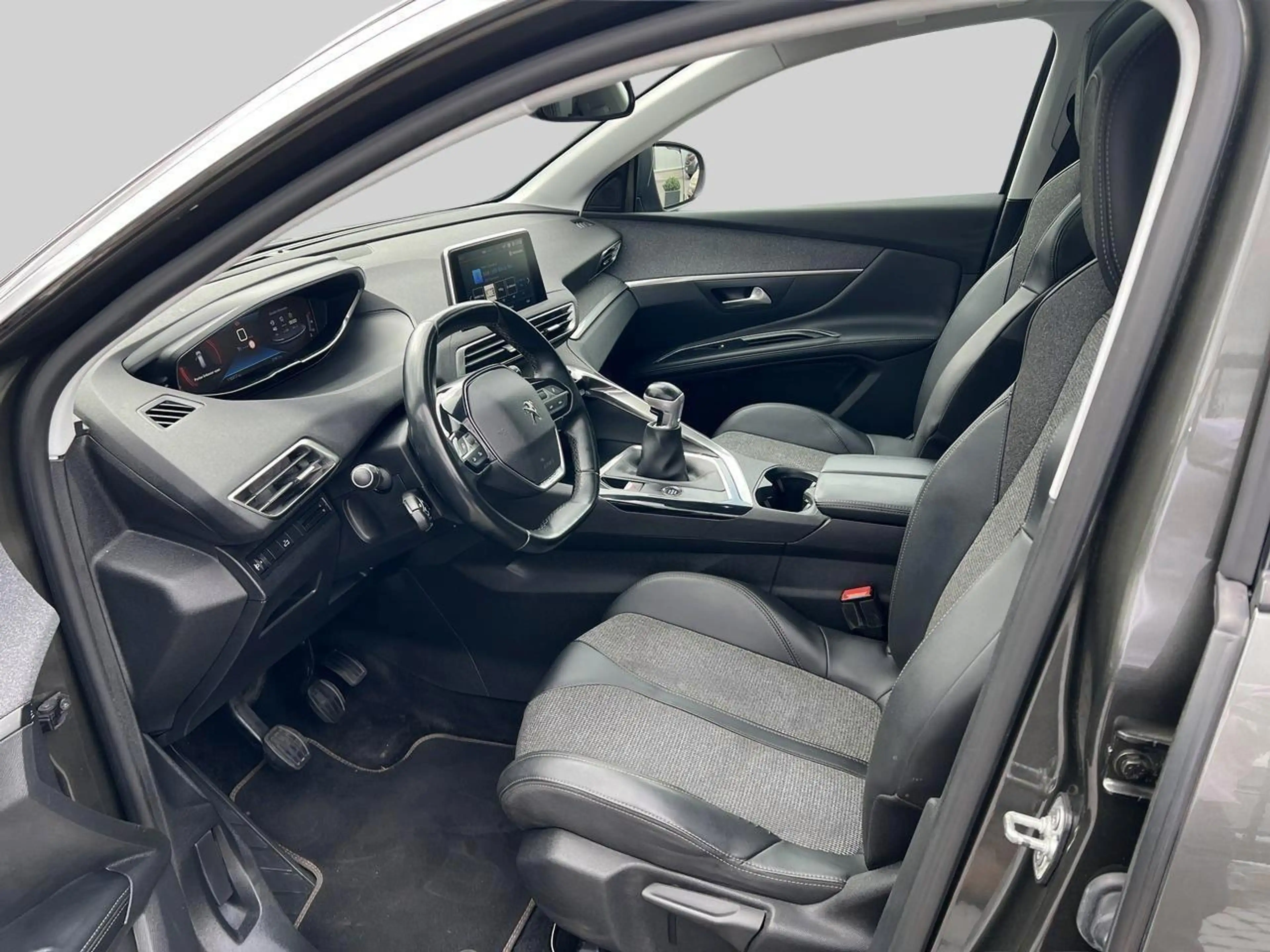 Peugeot 5008 1.2 PureTech 96kW S&S Allure Pack — photo 8