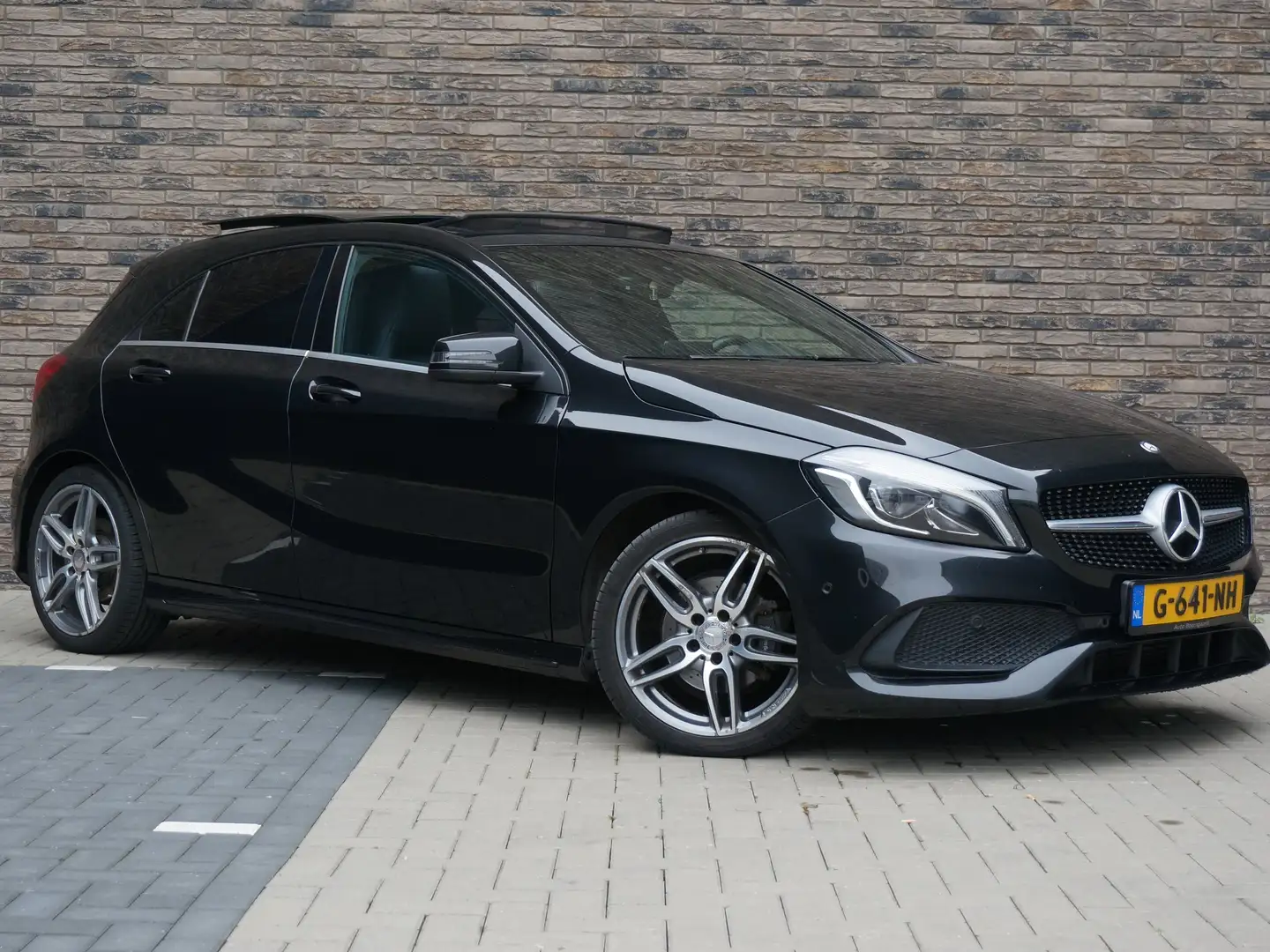 Mercedes-Benz A 180 AMG | Panorama Camera LED PDC Cruise | Facelift! Zwart - 1