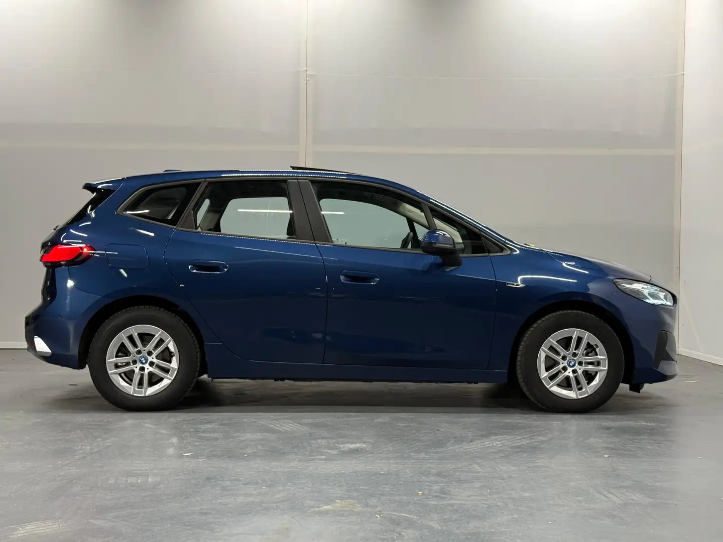 BMW 225 2-serie Active Tourer 225e xDrive | Panoramadak | Blau - 2
