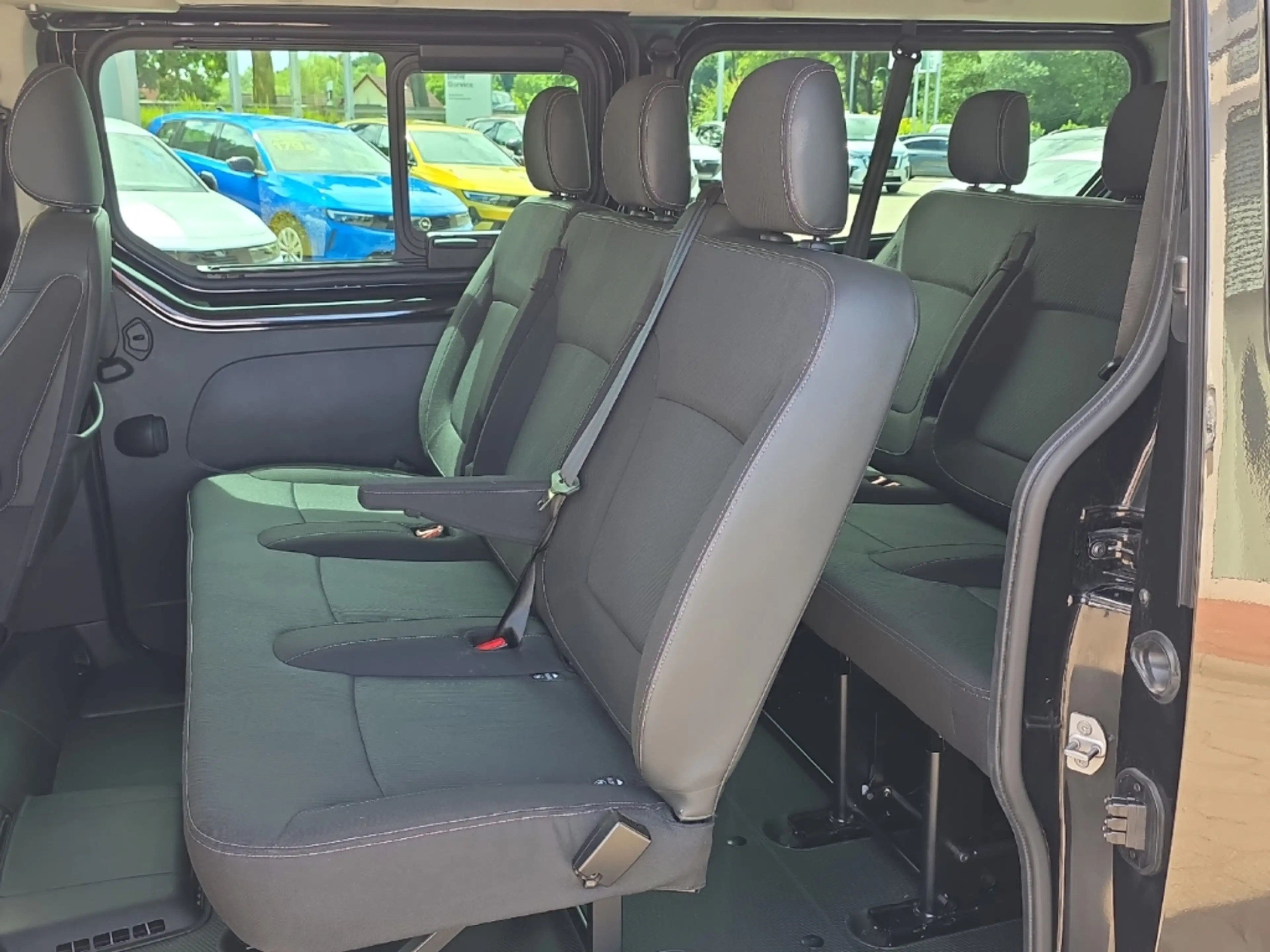 Nissan Primastar Kombi L2H1 3,0t Tekna Navi 360 Kamera LED ACC Appl — photo 9