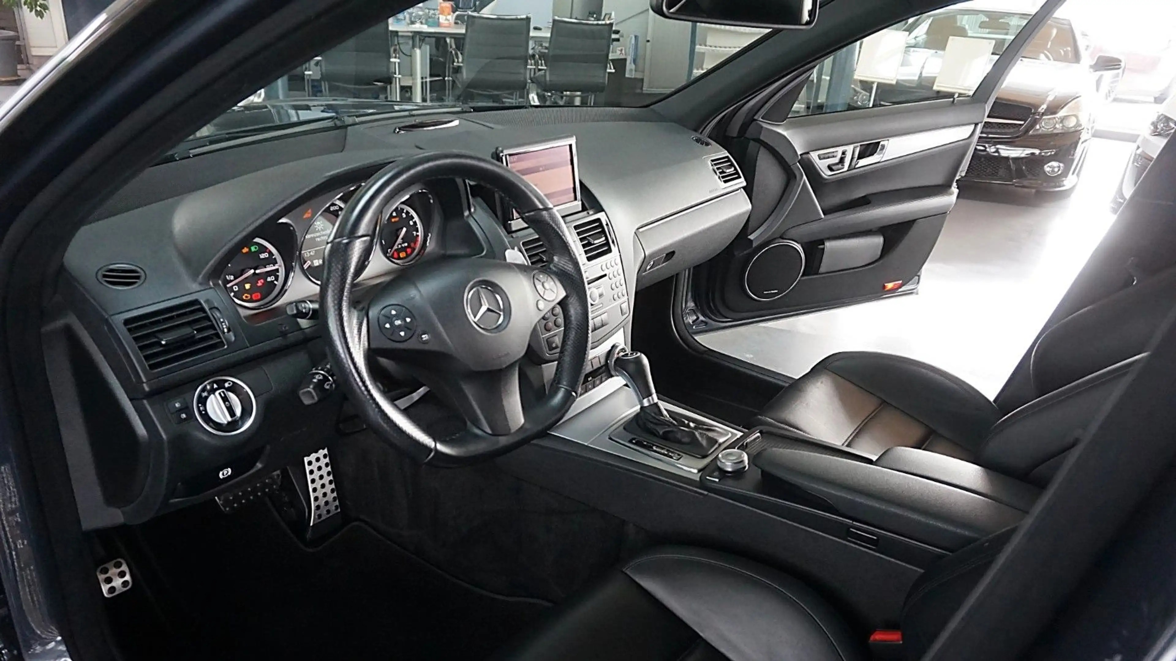 Mercedes-Benz C 63 AMG T  Xenon*Navi*Leder*Alu19*DeutschesAuto — photo 9
