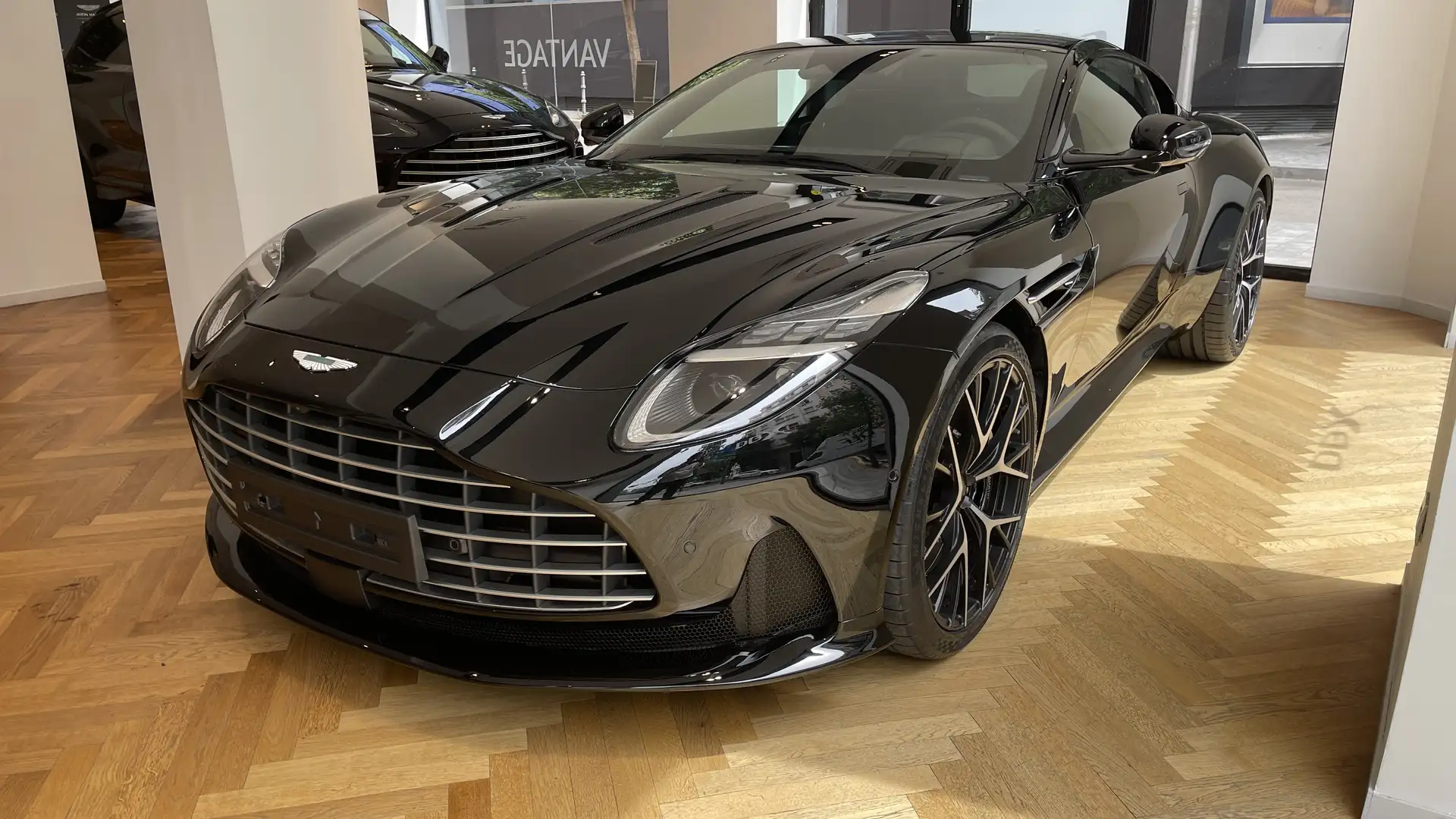 Aston Martin DB12 COUPE - 1