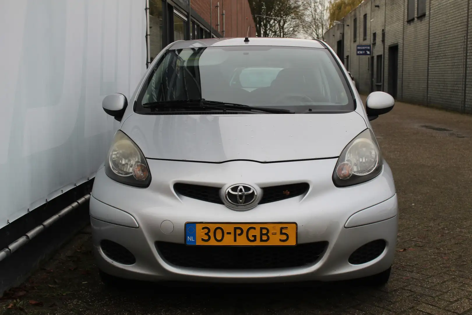 Toyota Aygo 1.0-12V Comfort Navigator Automaat I Elek ramen Grau - 2