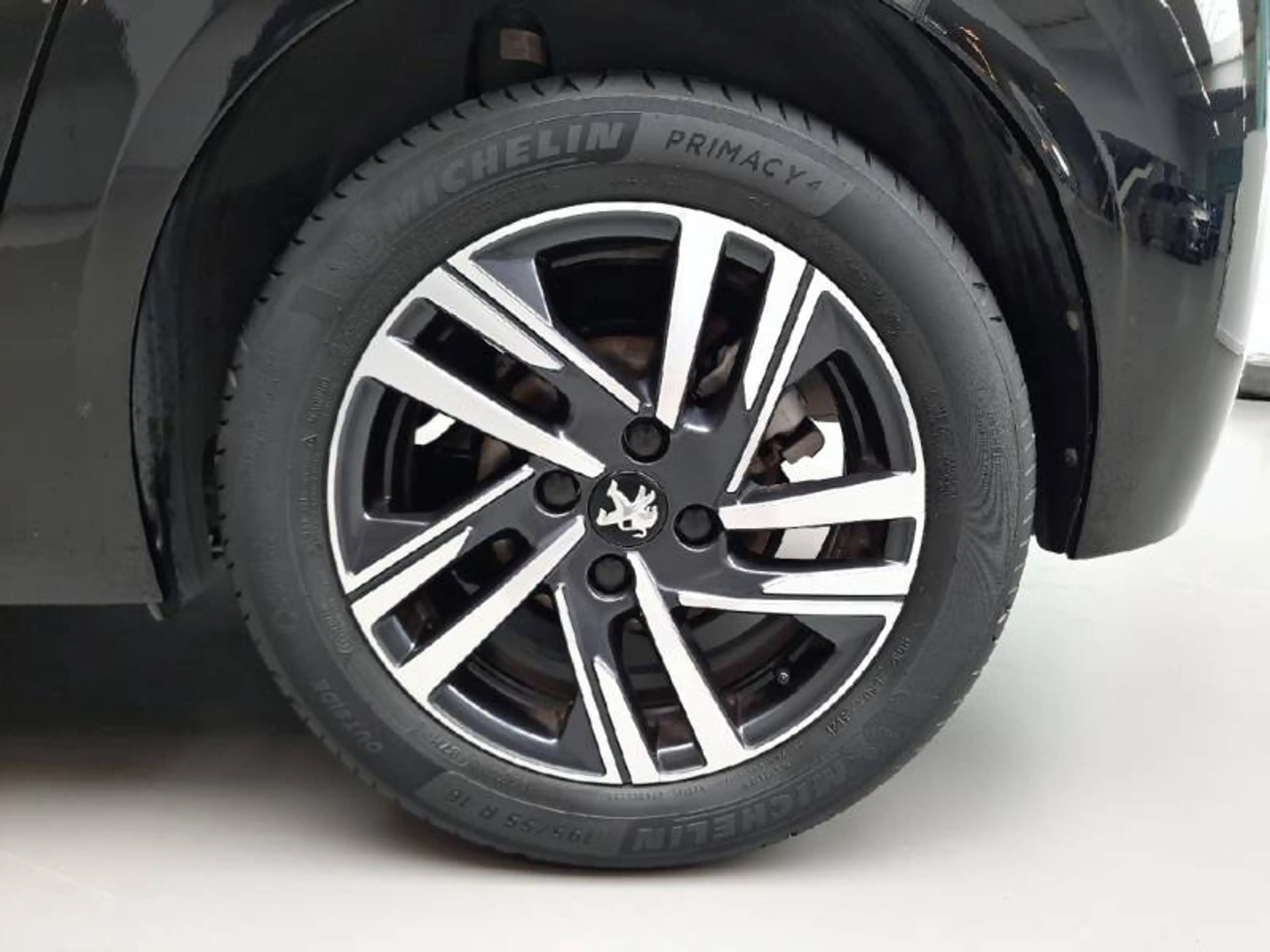 Peugeot 208 2 1.2 PureTech 100 EAT8 S&S Allure Pack — photo 11