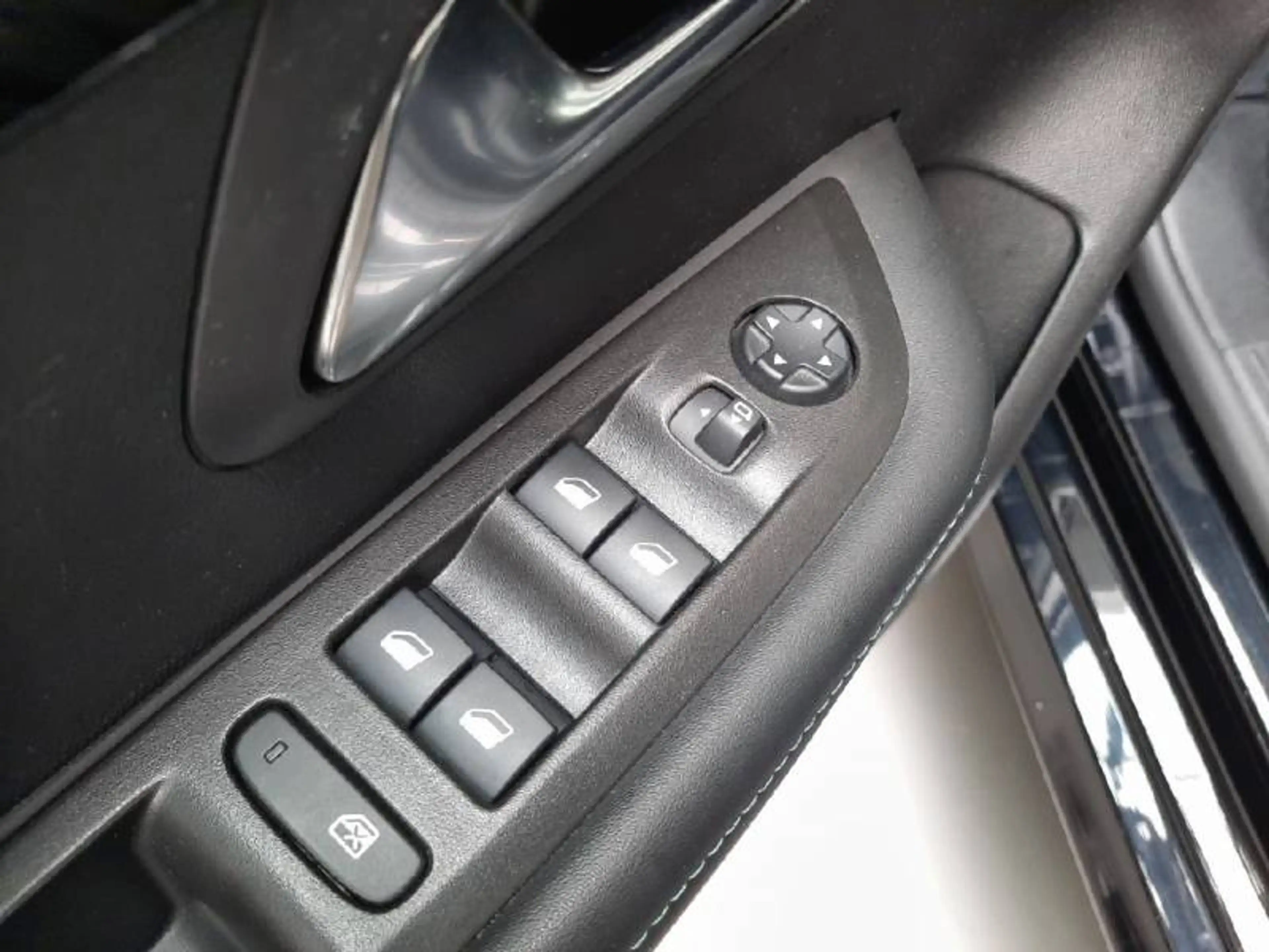 Peugeot 208 2 1.2 PureTech 100 EAT8 S&S Allure Pack — photo 12