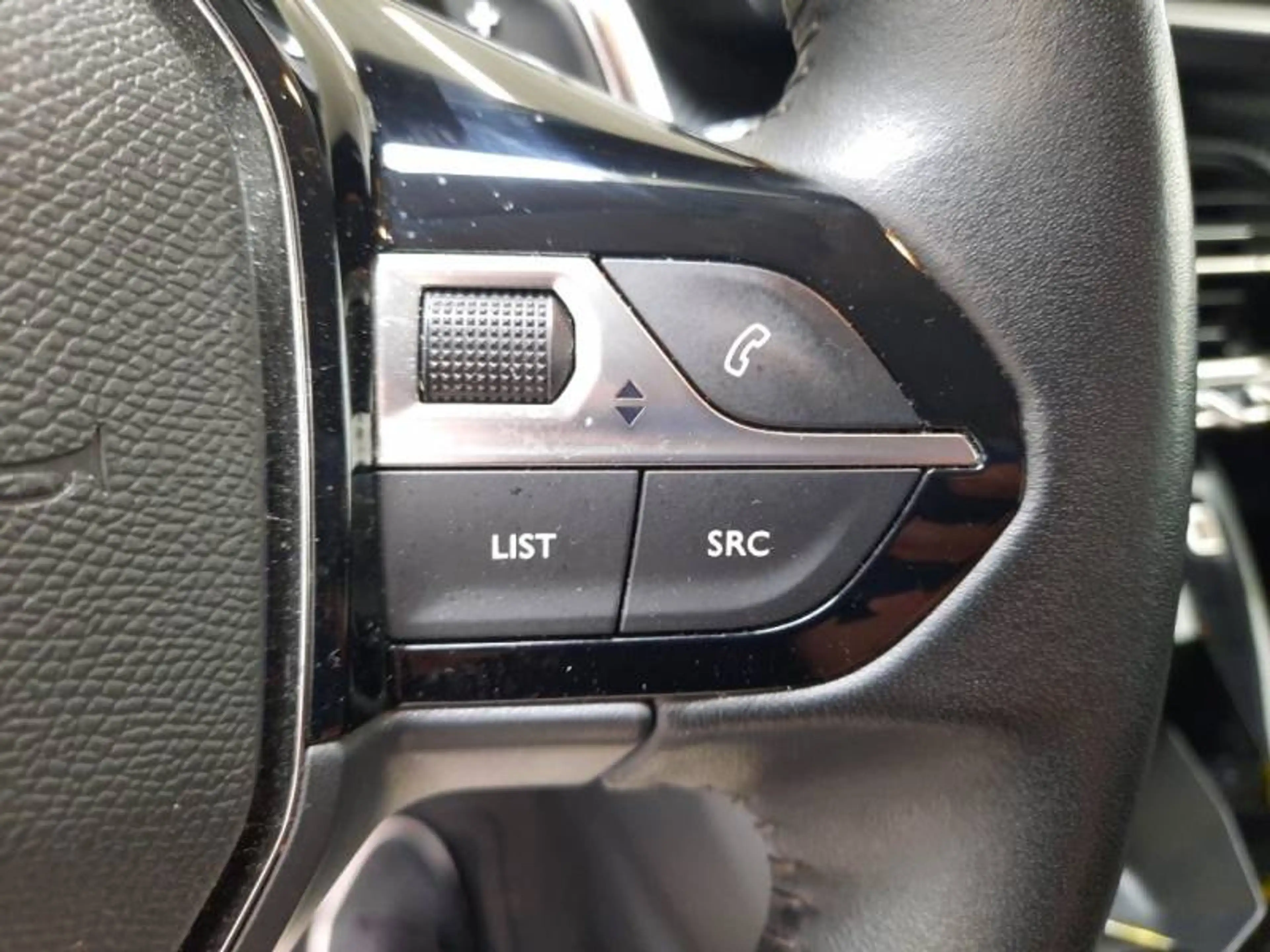 Peugeot 208 2 1.2 PureTech 100 EAT8 S&S Allure Pack — photo 15