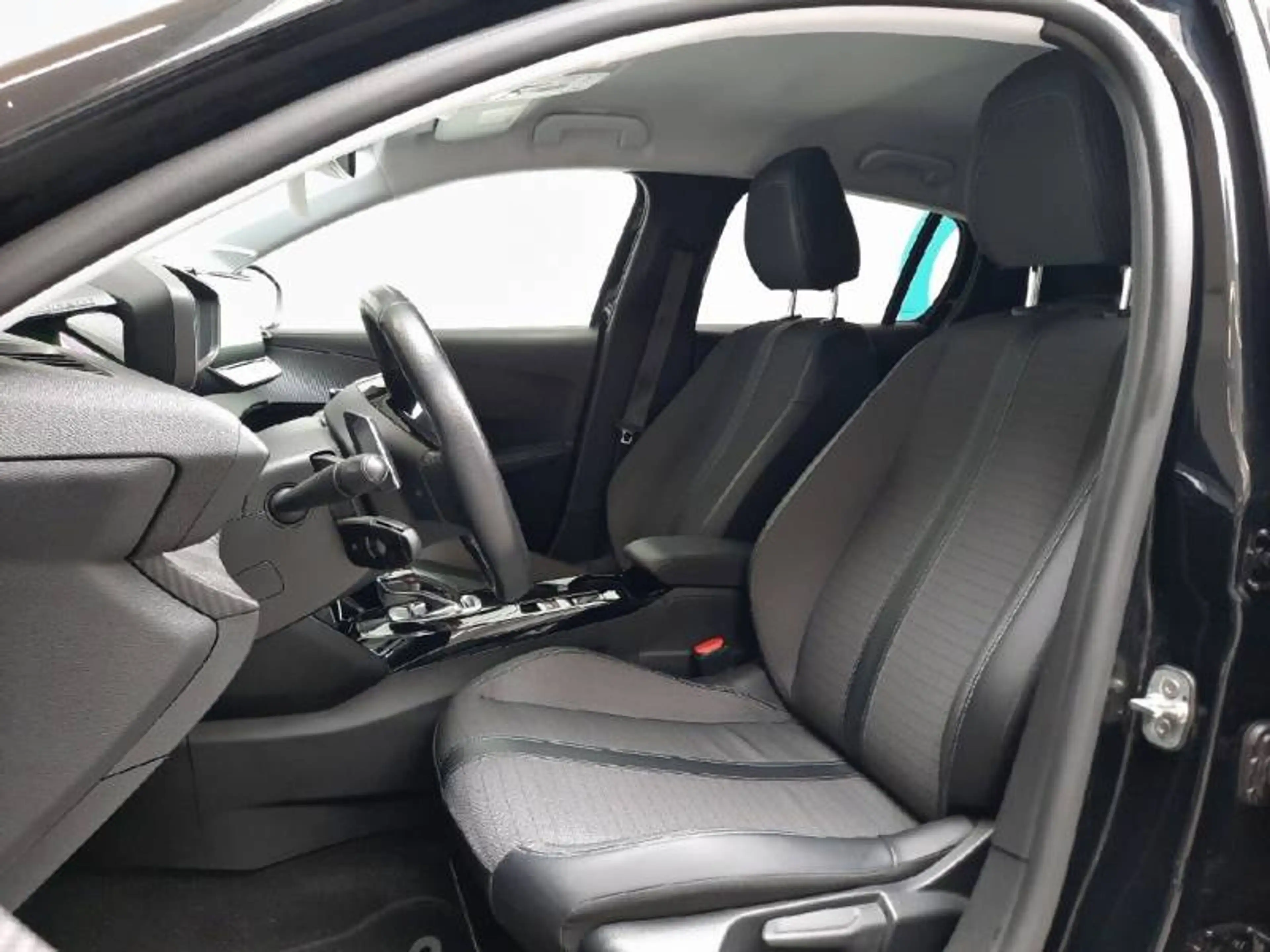 Peugeot 208 2 1.2 PureTech 100 EAT8 S&S Allure Pack — photo 9
