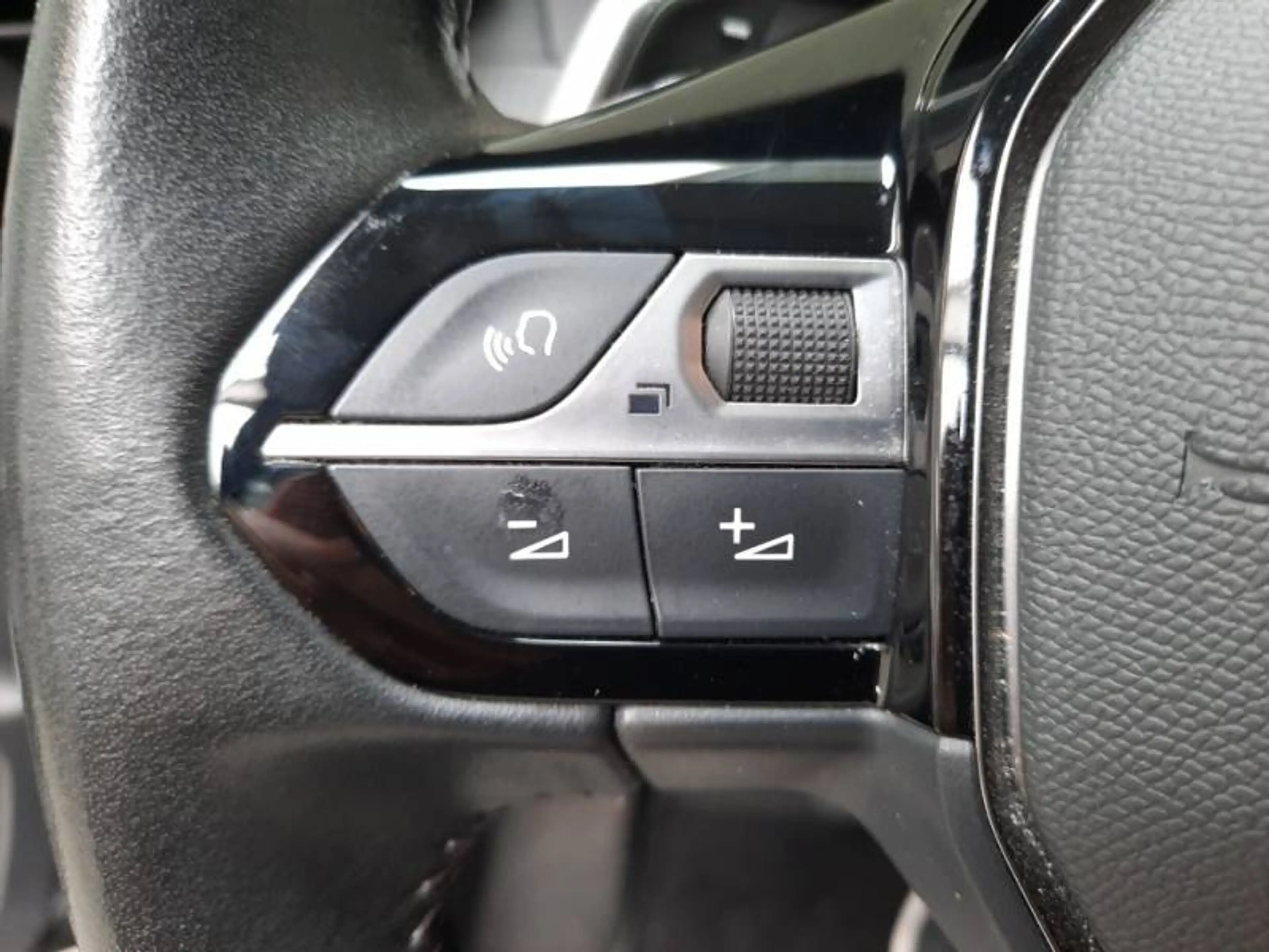 Peugeot 208 2 1.2 PureTech 100 EAT8 S&S Allure Pack — photo 14