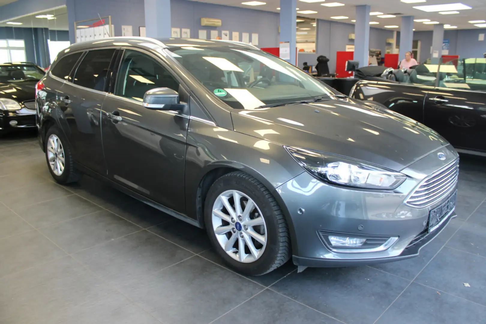 Ford Focus Turnier 1.0 EcoBoost Titanium Grau - 1