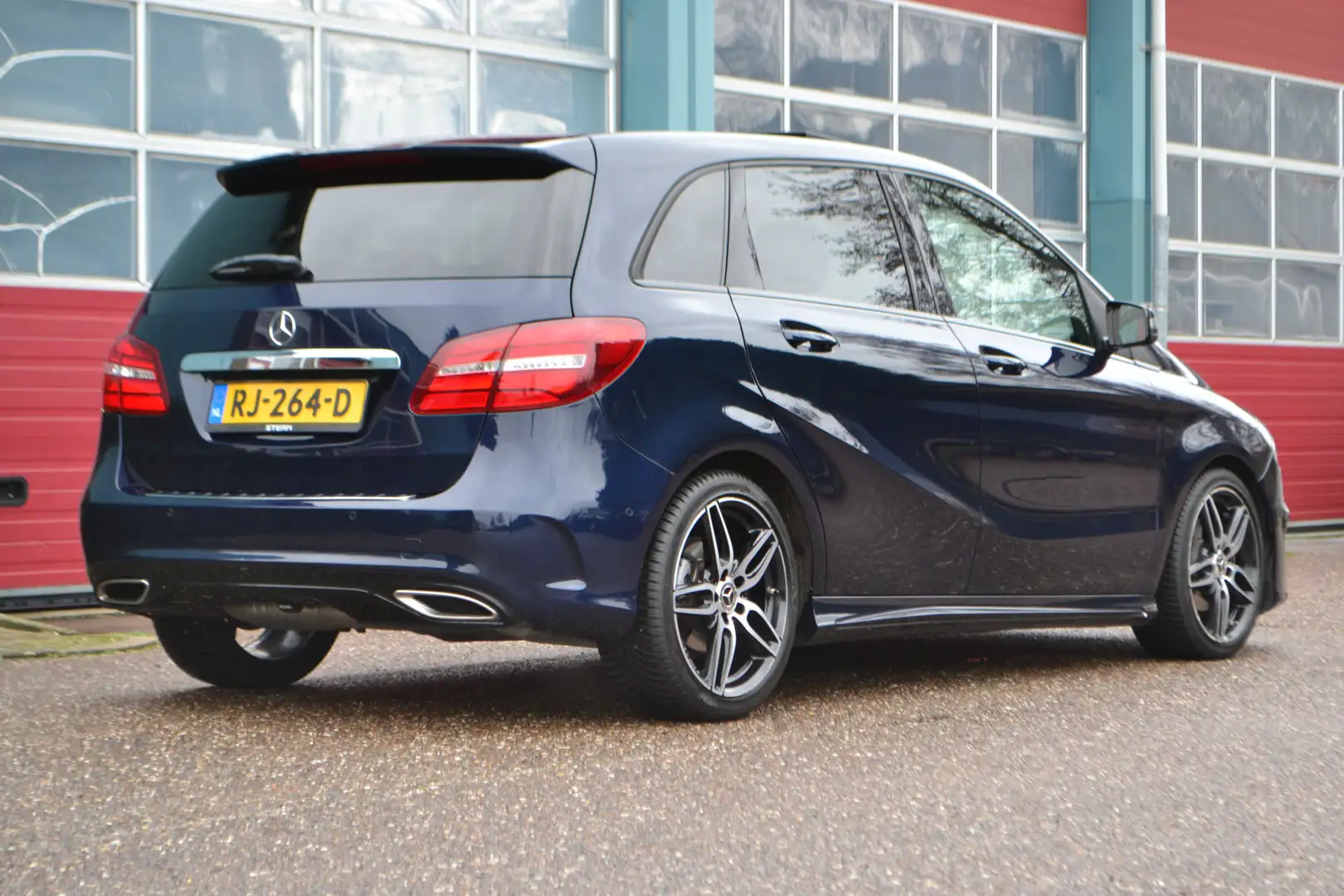 Mercedes-Benz B 180 AMG styling AUTOMAAT Blauw - 2