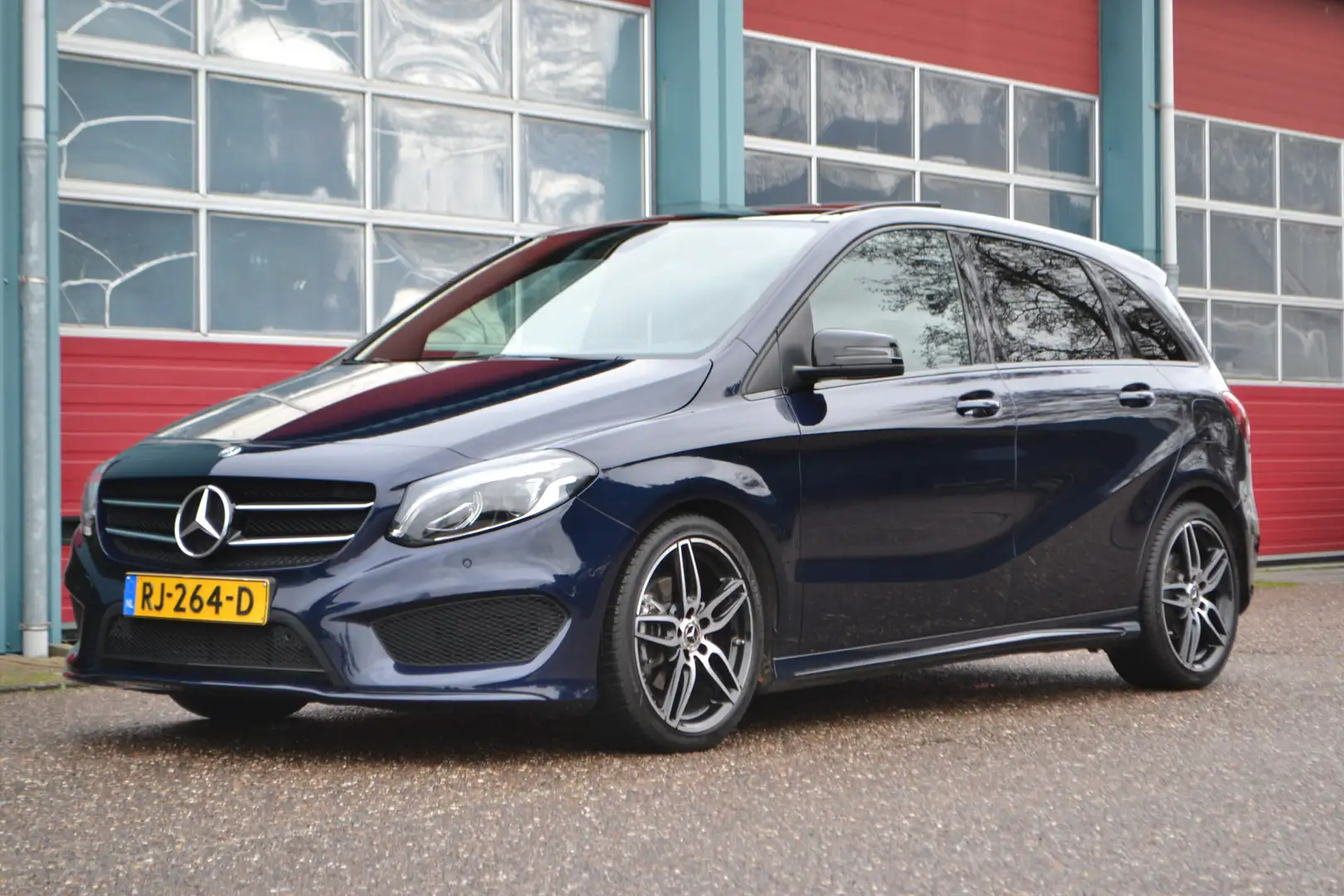 Mercedes-Benz B 180 AMG styling AUTOMAAT Blauw - 1