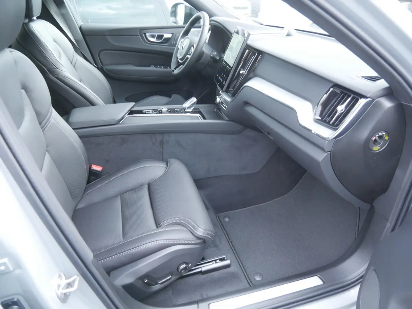 Volvo XC60 B5 AWD Plus Black Edition AKTIVSITZE LED Gris - 2