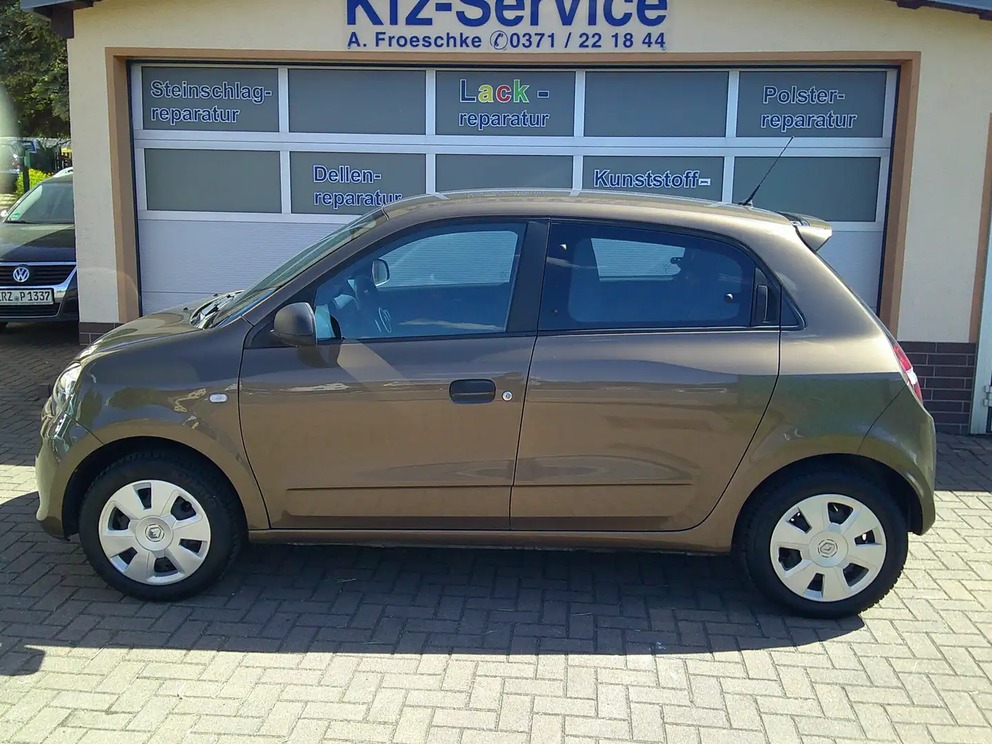 Renault Twingo Life   TÜV Neu Braun - 1