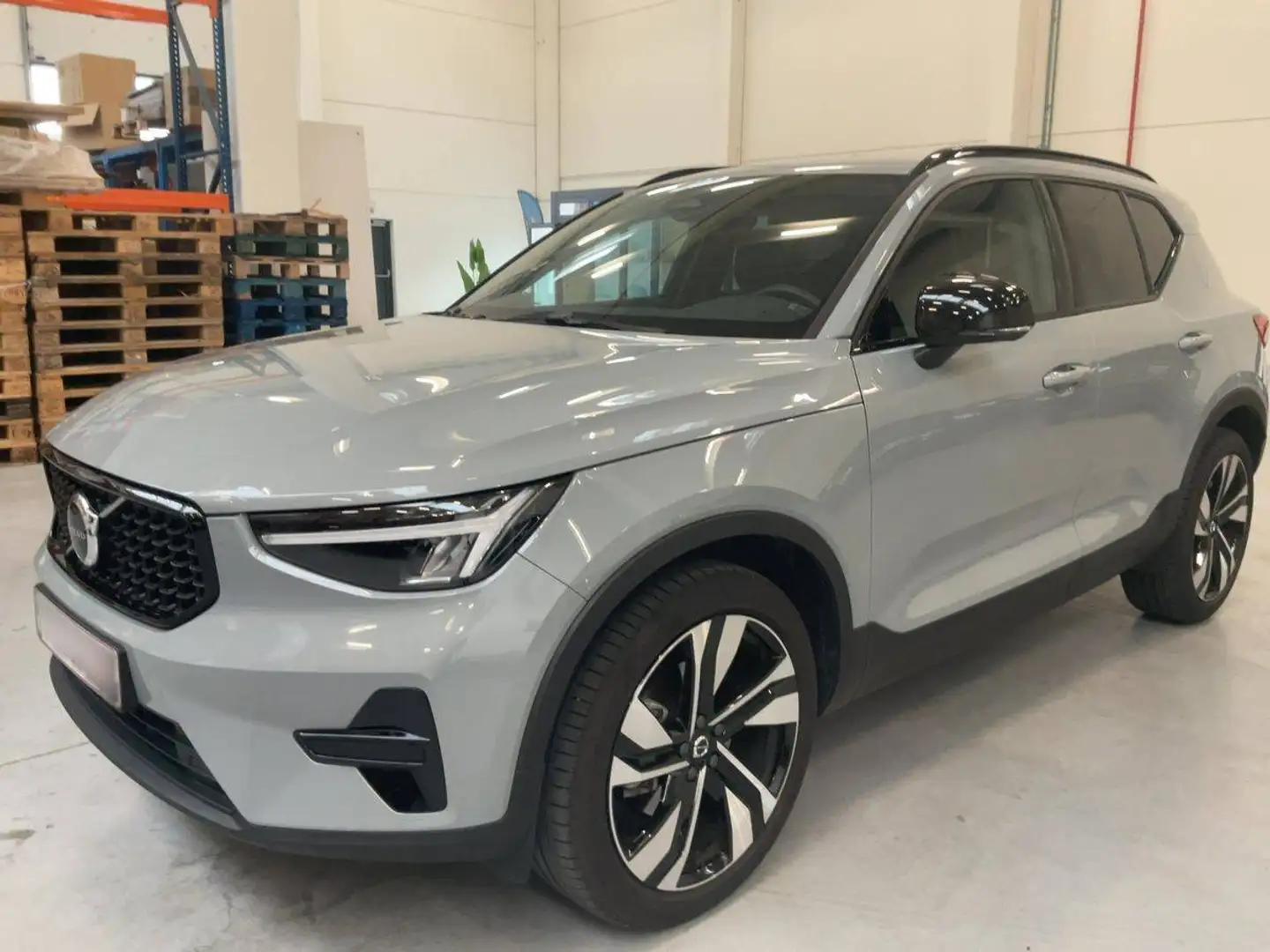 Volvo XC40 XC40 2.0 B3 Mild-Hybrid Plus Dark 2WD Grau - 2