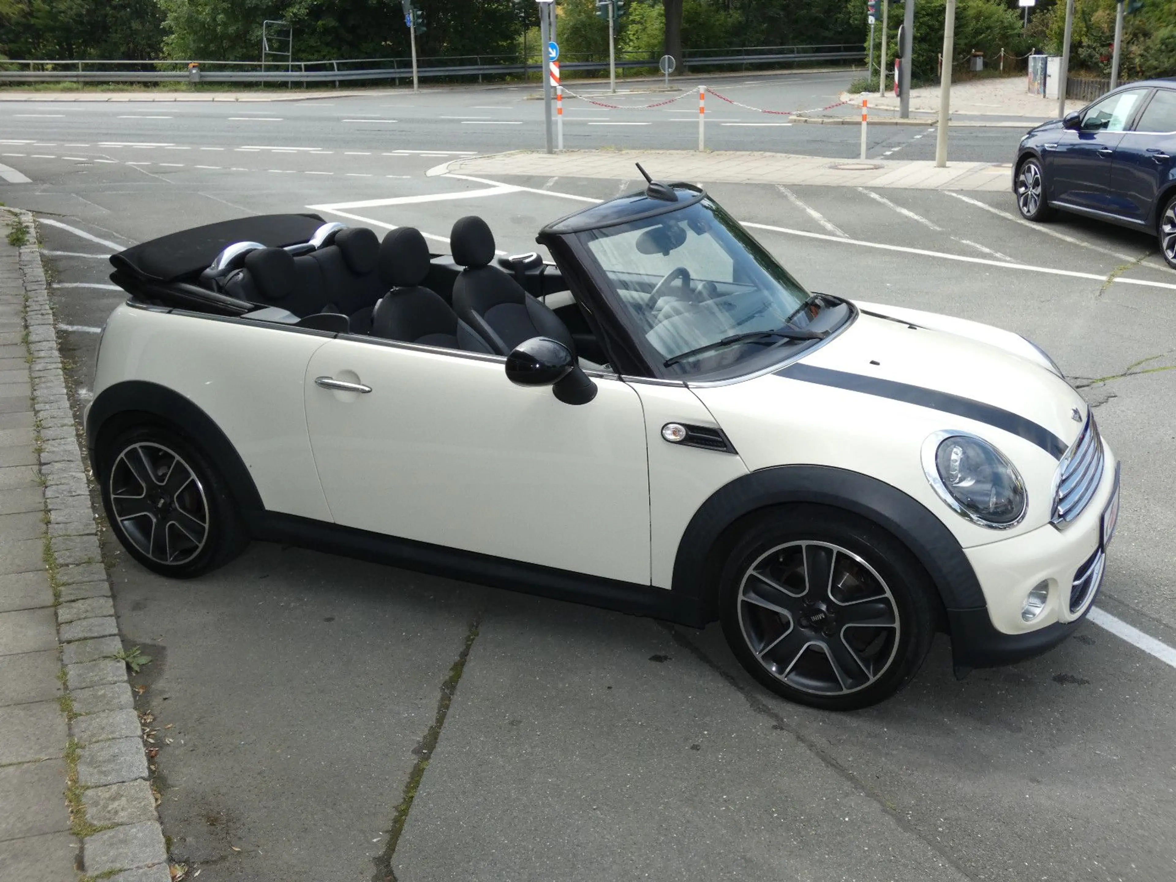 MINI Cooper Cabrio XENON NAVI BT SHZ PDC AMBIENTE 17" — photo 3