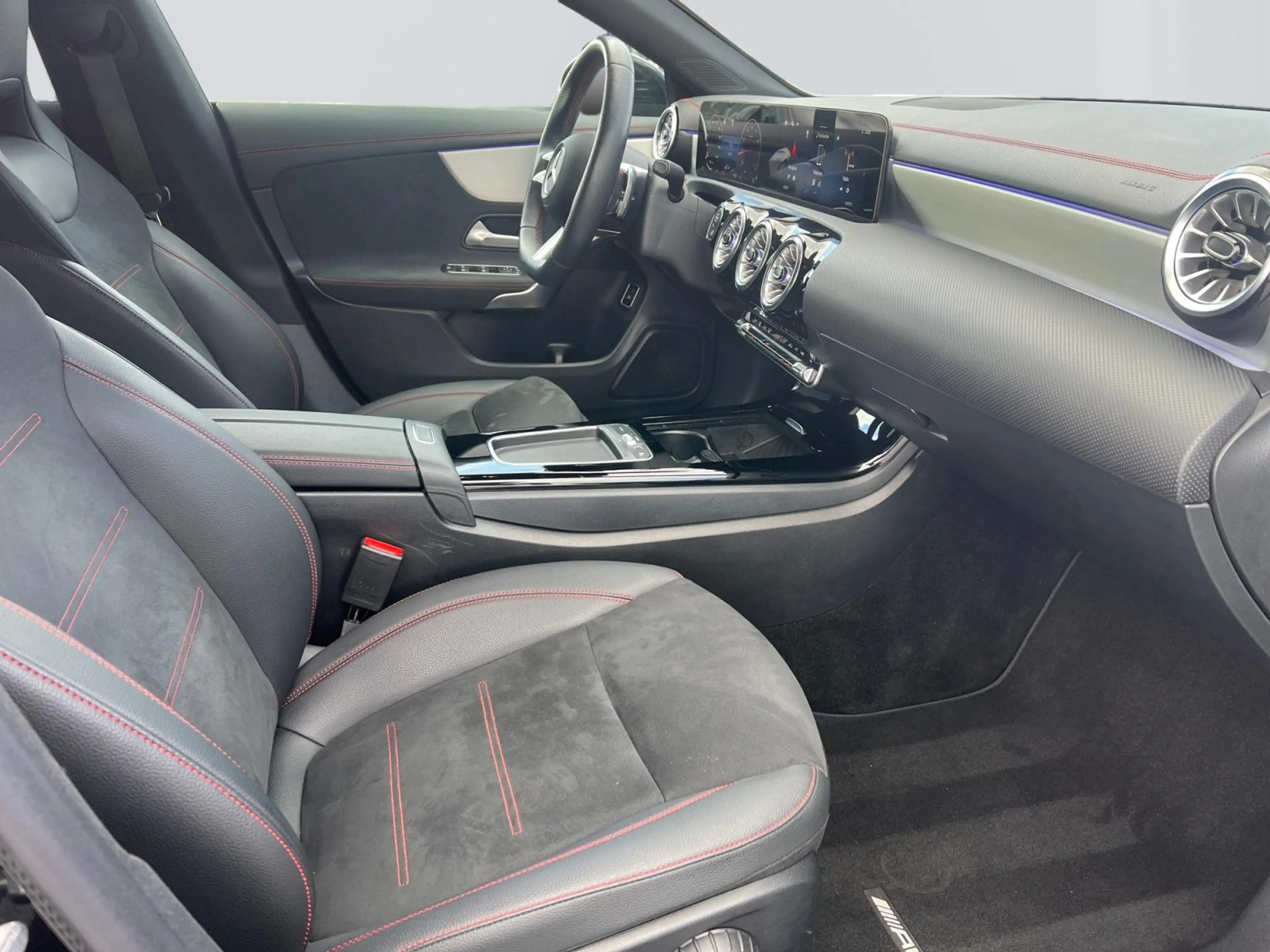 Mercedes-Benz CLA 180 Shooting Brake AMG Line — photo 12