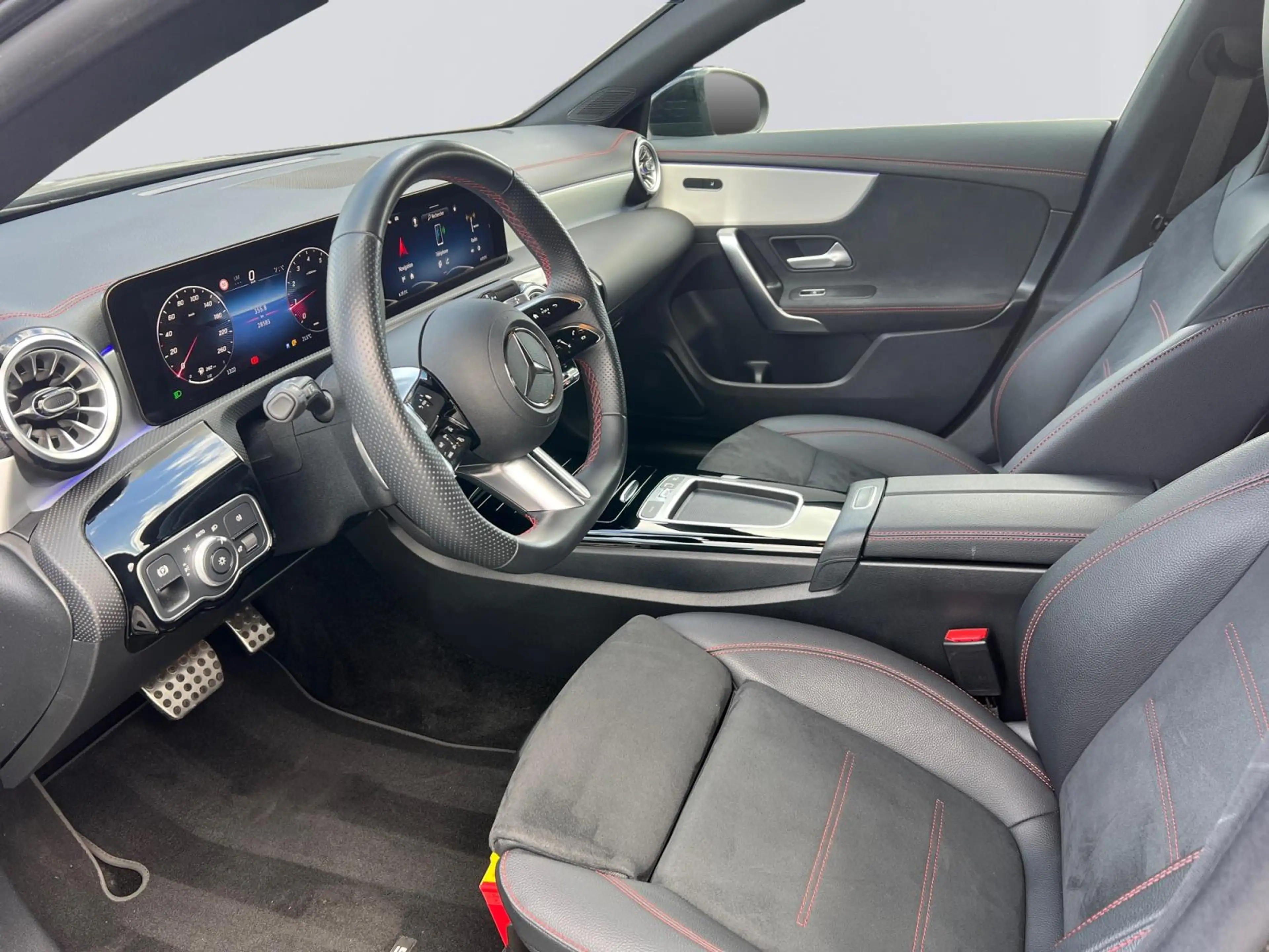Mercedes-Benz CLA 180 Shooting Brake AMG Line — photo 13