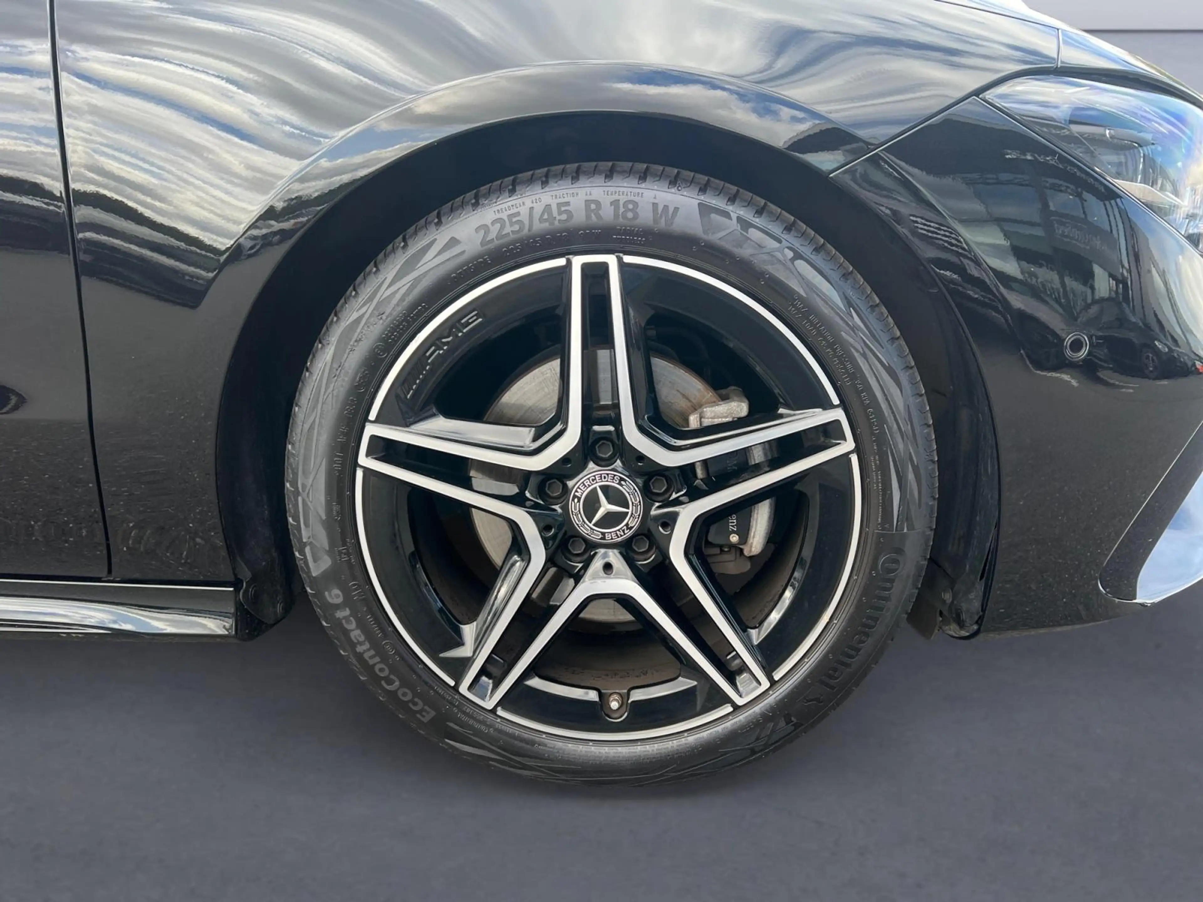 Mercedes-Benz CLA 180 Shooting Brake AMG Line — photo 3