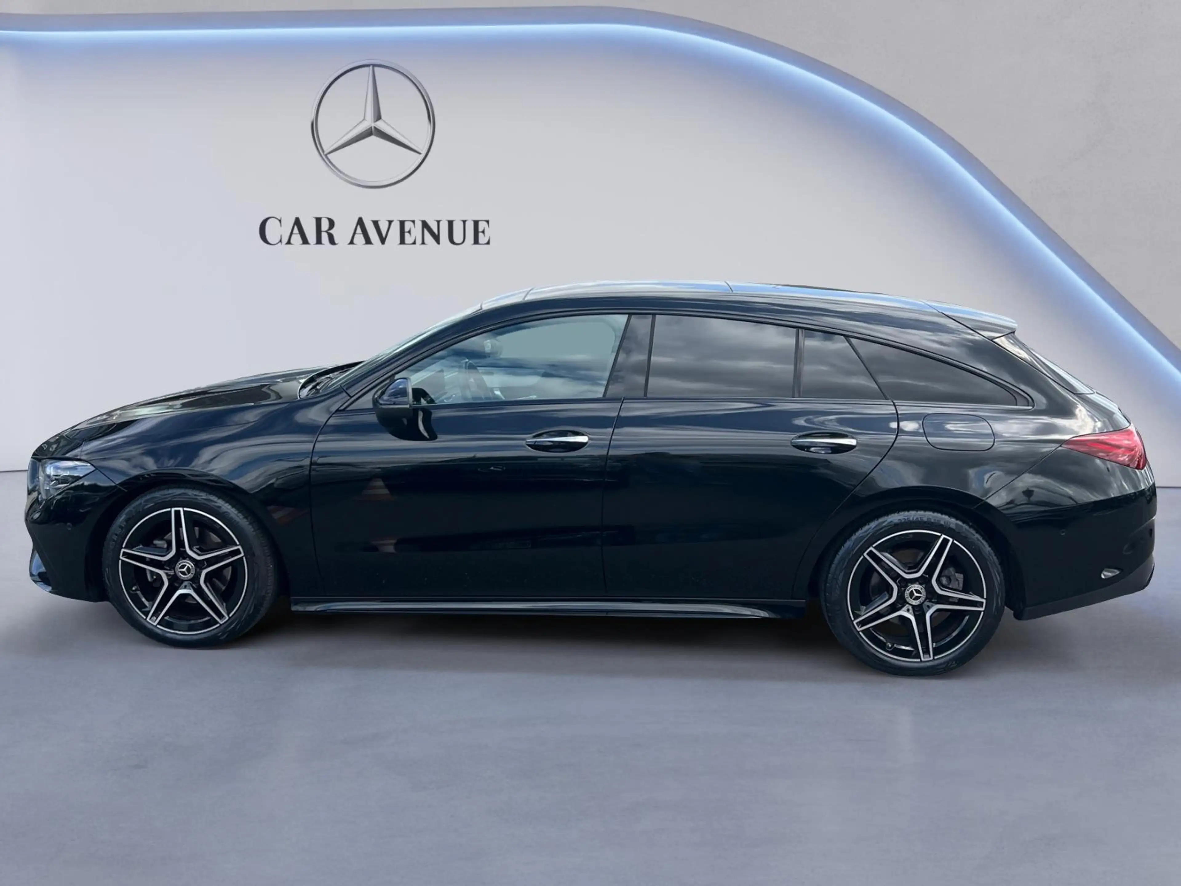 Mercedes-Benz CLA 180 Shooting Brake AMG Line — photo 2