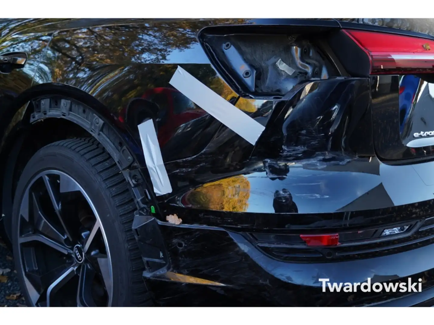 Audi e-tron S UNFALL NUR GEWERBE/ EXPORT Pano Nacht AHK ACC KA Schwarz - 1