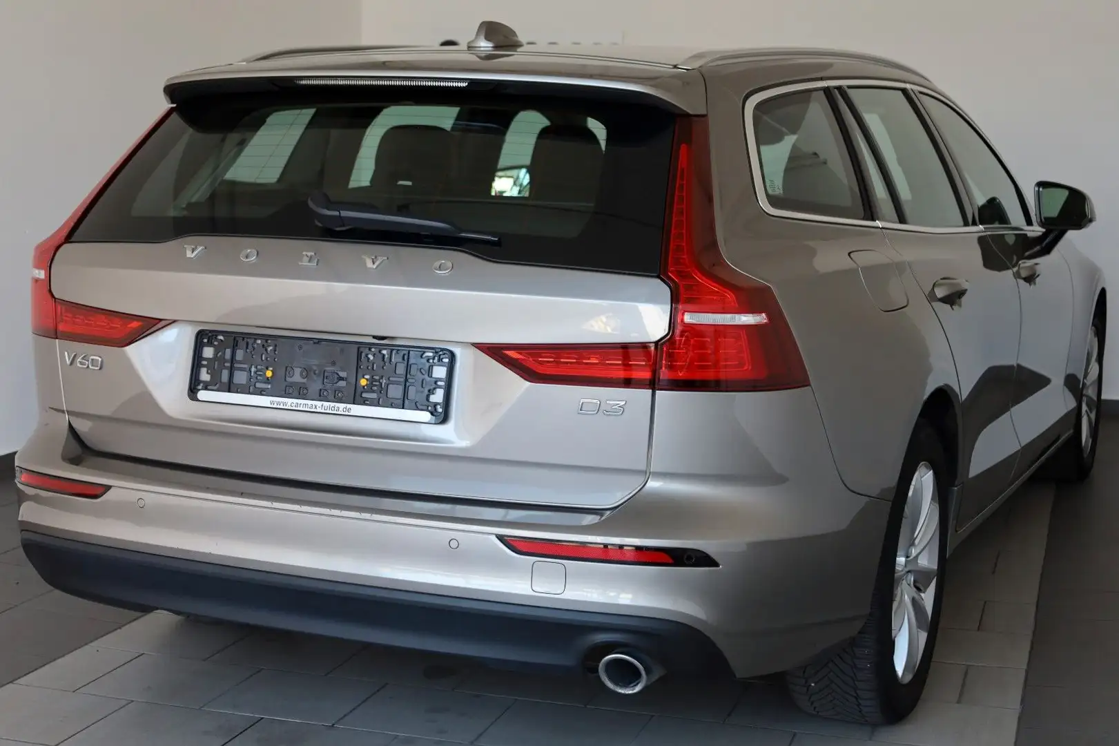 Volvo V60 Kombi Momentum Pro T.Leder,Navi,LED,AppleCar Grau - 2