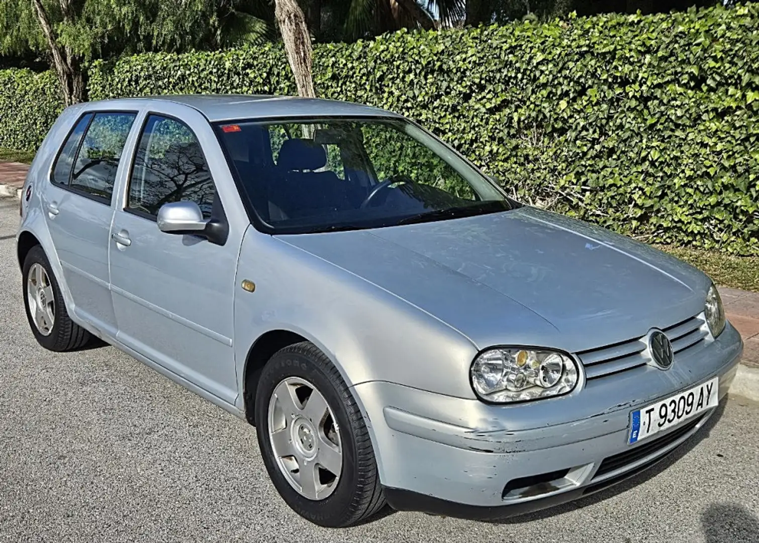 Volkswagen Golf 1.6 Conceptline 100 Plateado - 2