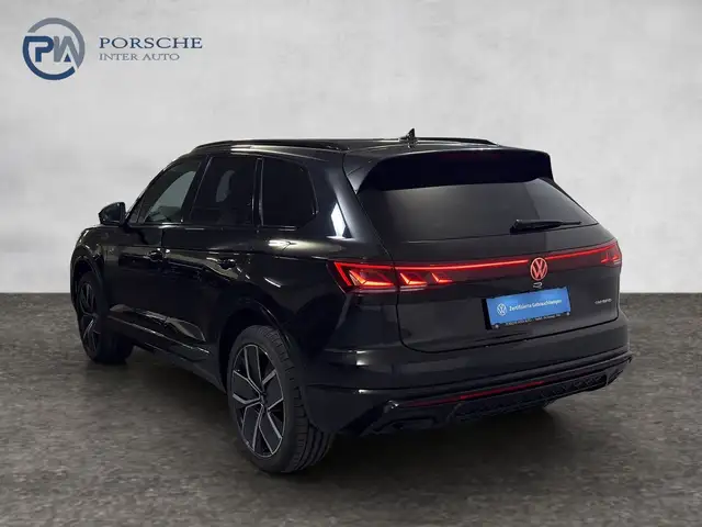 Volkswagen Touareg view 4