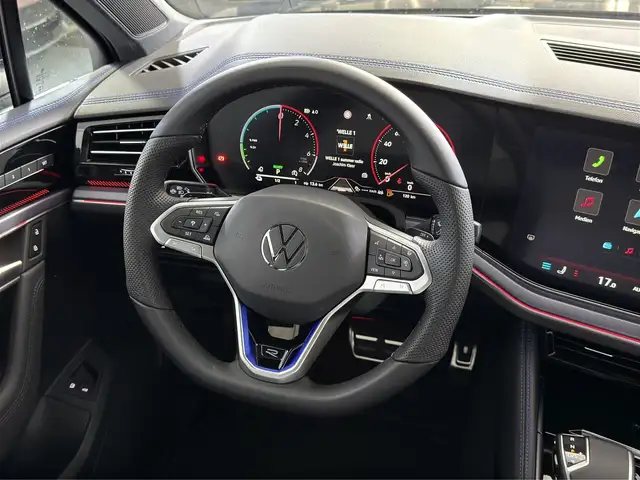 Volkswagen Touareg view 8