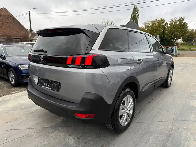 Peugeot 5008 view 5