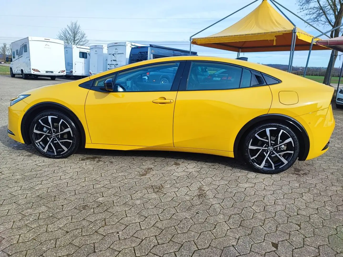 Toyota Prius Plug-in Hybrid Advanced Gelb - 2