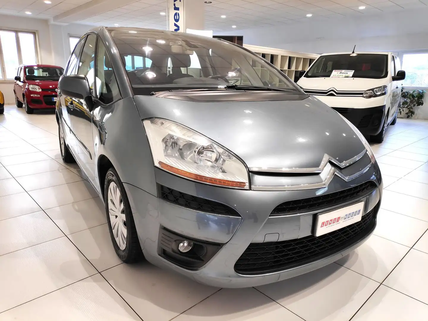 Citroen C4 Picasso Picasso 1.6 HDi 110 FAP Elegance Grijs - 1