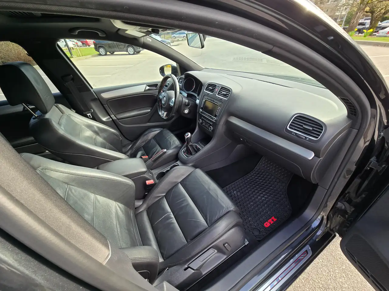 Volkswagen Golf GTI снимка Volkswagen Golf GTI