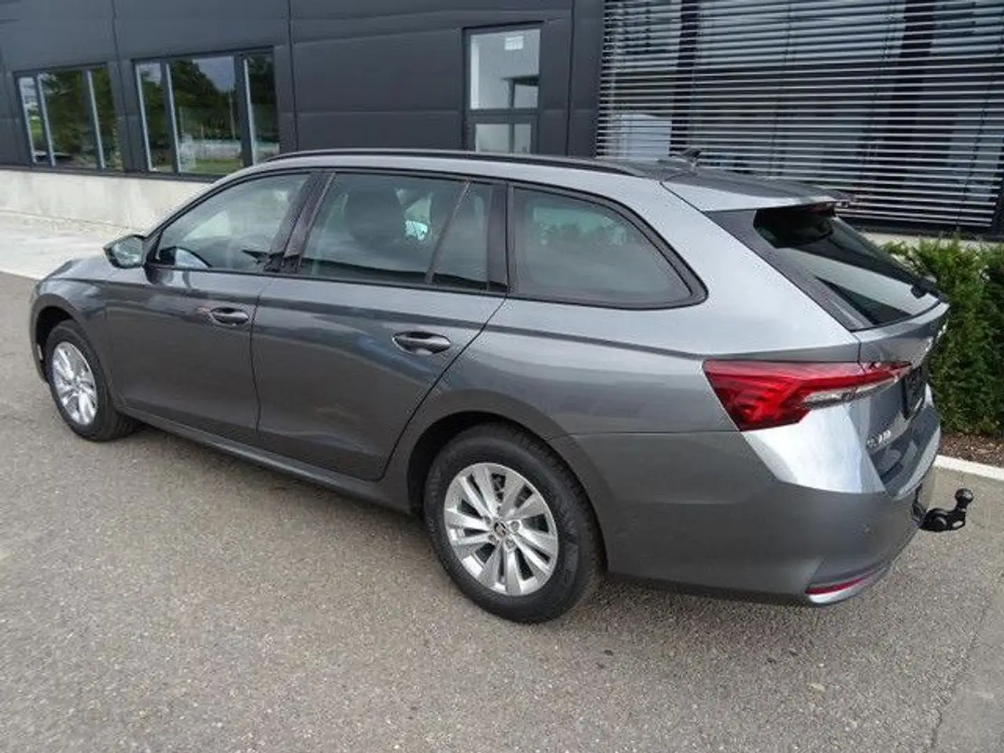 Skoda Octavia Combi 2,0 TDi Selection AHK SHZ Lade Kam Grau - 2