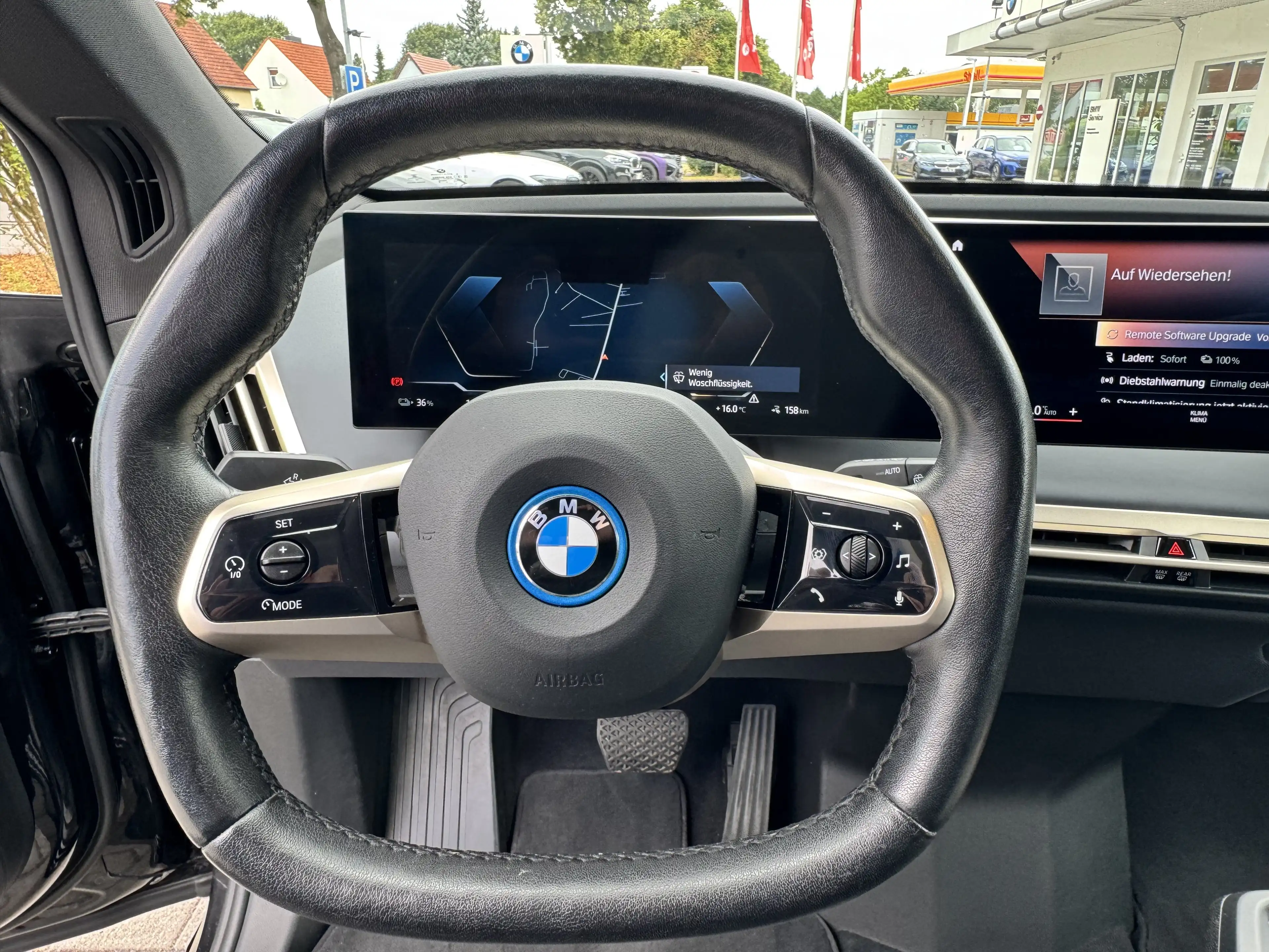 BMW iX xDrive40 — photo 22